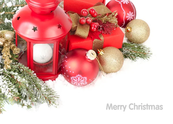 Ερυθρού φανού, δώρο πλαίσιο, χρυσός και κόκκινος Χριστούγεννα μπάλες στο χιόνι σε λευκό φόντο. Χριστούγεννα φόντο με μια θέση για το κείμενο. — Φωτογραφία Αρχείου