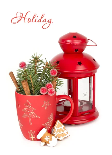 Composición navideña con una taza roja con ramas de abeto y galletas de jengibre sobre un fondo blanco. Un fondo navideño con un lugar para el texto . — Foto de Stock