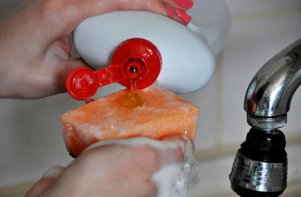 Detergent do mycia naczyń płynie z butelki — Zdjęcie stockowe