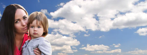 Kärleksfull mor och dotter på bakgrunden himlen — Stockfoto