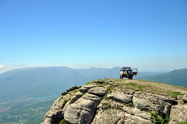 Auto in cima alla montagna — Foto Stock