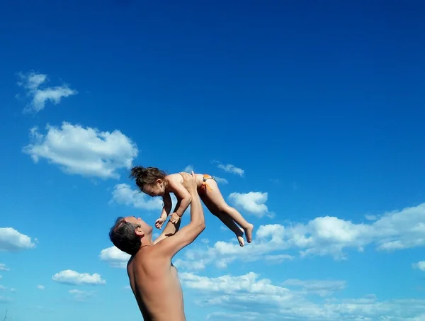 Πατέρας κόρη της ευτυχισμένη ρίχνει ενάντια στον ουρανό — Φωτογραφία Αρχείου