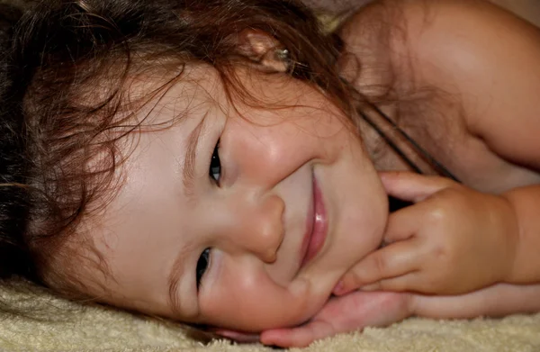 Портрет счастливого ребенка на его кровати — стоковое фото