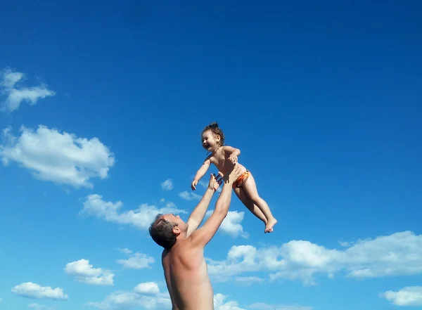 Πατέρας κόρη της ευτυχισμένη ρίχνει ενάντια στον ουρανό — Φωτογραφία Αρχείου