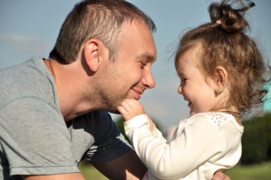 Mutlu baba kızıyla birlikte açık havada sarılma