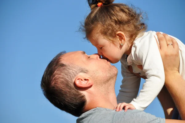 Otec a dcera políbí na rty — Stock fotografie
