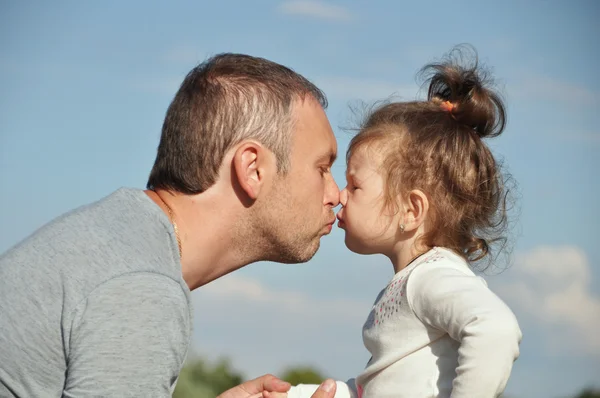 Vader en dochter kussen elkaar op de lippen — Stockfoto