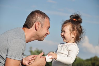 Mutlu baba kızıyla birlikte açık havada sarılma