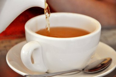 Çay fincanına çay dökülüyor.