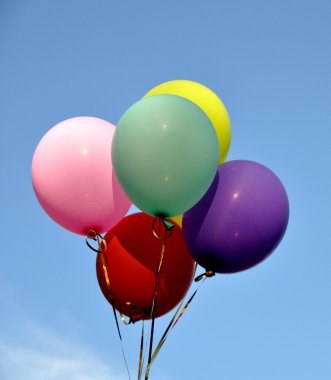 Mavi gökyüzü balonları