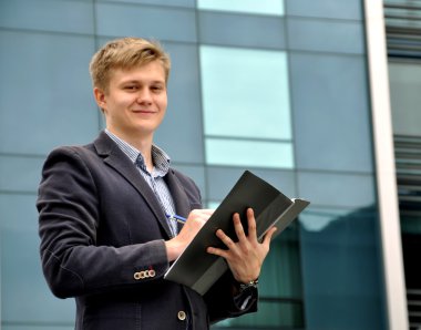 Arka plan cam üstündeki bir klasörle işadamı