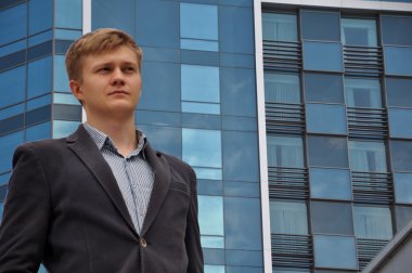 modern bir bina arka plan üzerinde iş adamı