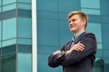 Modern bir binanın arka planında iş adamı