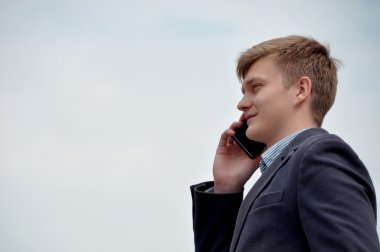 Bir akıllı telefonda konuşan işadamı