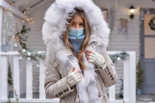 Retrato Una Hermosa Niña Abrigo Guantes Una Máscara Médica Fondo — Foto de Stock