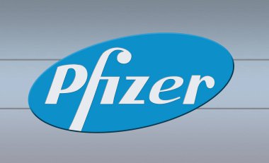 Balerin, Danimarka - 10 Eylül 2017: Duvardaki Pfizer logosu. Pfizer, merkezi Groton, Connecticut 'ta bulunan ve New York' ta bulunan bir ilaç şirketi.