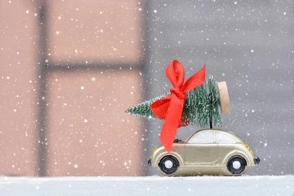 Retro Spielzeugauto Mit Winzigem Weihnachtsbaum Verschneiter Landschaft Weihnachtskarten Trucking Delivery — Stockfoto