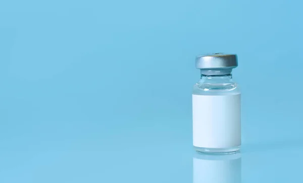 Injektionsflaska Med Vaccin Mot Blå Bakgrund Coronavirus Vaccin Begreppet Medicin — Stockfoto
