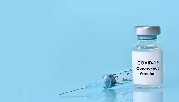 Вакцина Пляшці Шприцом Синьому Фоні Концепція Медицини Охорони Здоров Науки — стокове фото