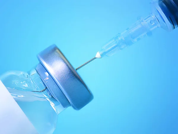 Vakcína Lahvičce Injekční Stříkačkou Modrém Pozadí Koncept Medicíny Zdravotní Péče — Stock fotografie