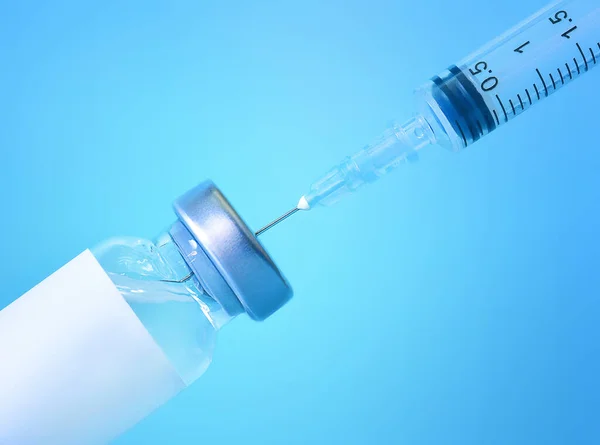 Vaccin Flaska Med Spruta Blå Bakgrund Begreppet Medicin Sjukvård Och — Stockfoto