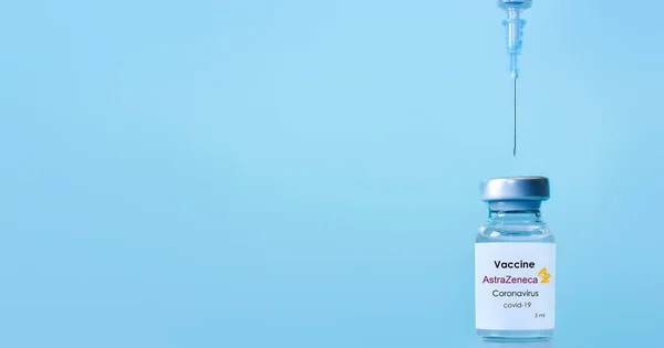 Charkov Ukrajina Ledna2021 Injekční Lahvička Koronavirovou Vakcínou Logem Astrazeneca Modrým — Stock fotografie