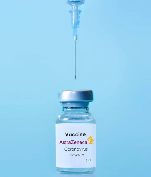 哈尔科夫 乌克兰 2021年1月9日 带有Astrazeneca标识的柯氏病毒疫苗瓶的蓝色背景 医疗保健和科学的概念 复制文本空间 — 图库照片