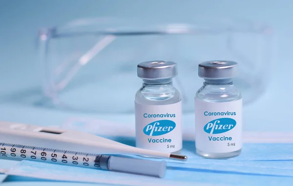 Charkiw Ukraine Februar 2021 Coronavirus Impfflaschen Mit Pfizer Logo Spritze — Stockfoto