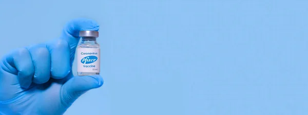 哈尔科夫 乌克兰 2020年11月23日 Coronavirus疫苗是与辉瑞公司和Biontech公司合作开发的蓝色背景疫苗 复制文本空间 — 图库照片