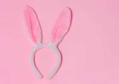 Pembe arka planda komik Paskalya tavşanı kulakları. Üst Manzara. Mesaj için boşluk kopyala. Mutlu Paskalyalar,