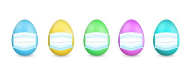 Beyaz bir arka plana karşı koruyucu maskeli renkli Paskalya yumurtaları. Sağlıklı, güvenli ve mutlu Paskalyalar. Evde kal. Dikkatli ol. Banner..