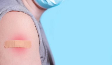 Aşıya tepki veren bir adamın eli. Alerji. Kırmızılık. Coronavirus. İlaç, aşı, sağlık hizmetleri kavramı. Metin için alanı kopyala