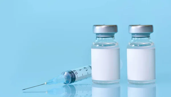 Due Flaconcini Con Vaccino Una Siringa Sfondo Azzurro Concetto Medicina — Foto Stock