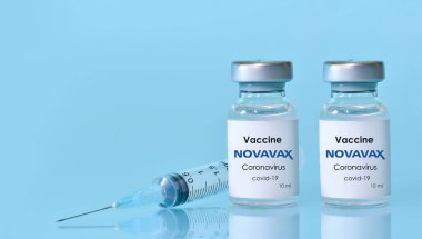 Harkiv. Ukrayna. 9 Ocak 2021. Şırınga, üzerinde Novavax logosu olan iki şişe Coronavirus aşısı. Tıp konsepti, sağlık. Metin için yer kopyalama..