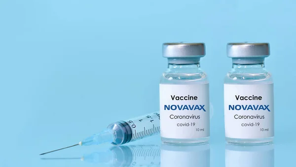 Charkov Ukrajina Ledna2021 Injekční Stříkačka Dvě Injekční Lahvičky Koronavirové Vakcíny — Stock fotografie