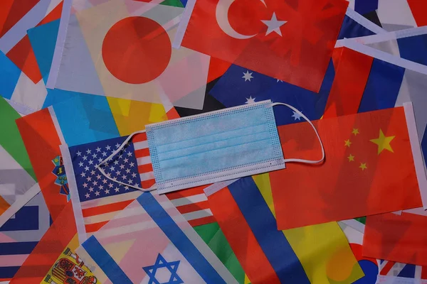 ากากทางการแพทย บนพ นหล งของธงของประเทศท วโลก ฬาโอล กในโตเก 2020 ระหว างการระบาดของไวร — ภาพถ่ายสต็อก