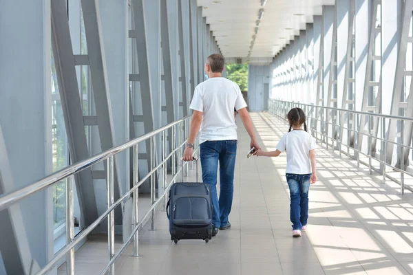 在机场或购物中心 父亲和女儿戴着医疗面罩 背着行李 病毒和疾病防护的概念在一个拥挤的地方 大肠病毒爆发期间的安全旅行 — 图库照片
