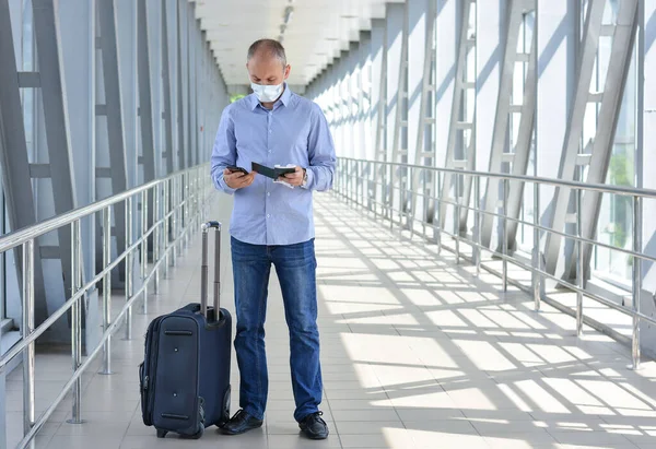 비행기 공항이나 쇼핑몰에서 가방을 의료용 마스크를 코로나 바이러스가 창궐하는 쿼런틴 — 스톡 사진