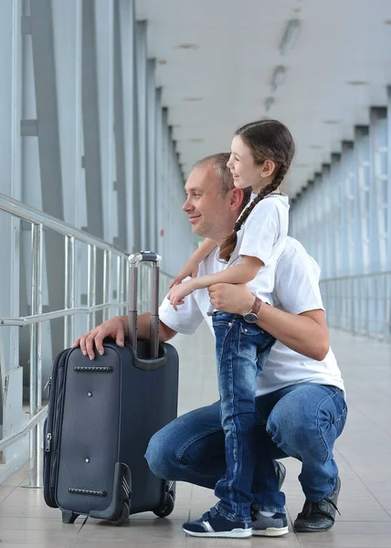 快乐的父亲和女儿已经准备好在机场登机或与人见面了 — 图库照片