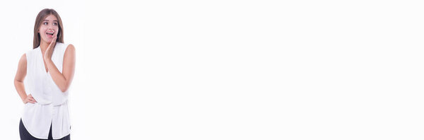 Молодая деловая девушка удивила, счастлива на белом фоне. Баннер