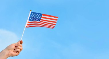 Mavi gökyüzünde ABD bayrağı var. Bağımsızlık Günü 'nün Amerikan sembolü, 4 Temmuz, demokrasi ve vatanseverlik. Boşluğu metin olarak kopyala