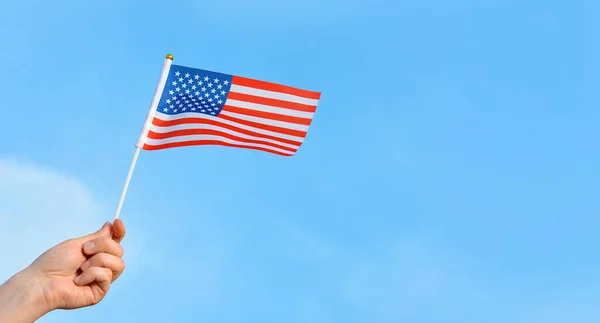 Hand Houdt Vlag Van Blauwe Lucht Achtergrond Amerikaans Symbool Van — Stockfoto