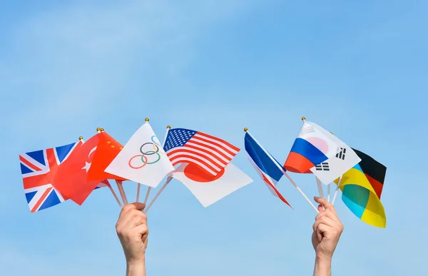 Харьков Украина Мая 2021 Года Олимпийские Флаги Руках Фоне Голубого — стоковое фото