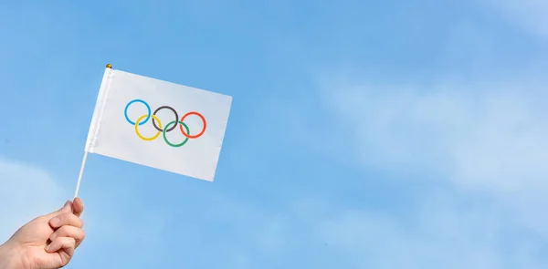 Kharkiv Ucraina Maggio 2021 Bandiera Olimpica Mano Sventola Contro Cielo — Foto Stock