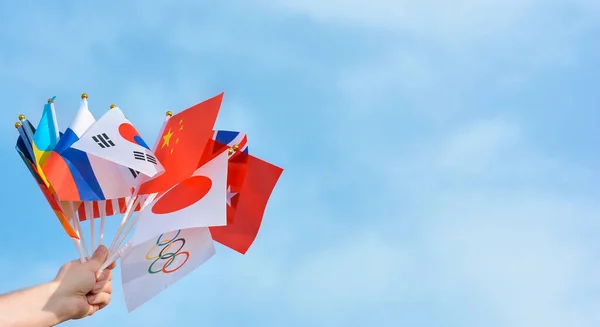 Kharkiv, Ukrayna, 23 Mayıs 2021. Mavi gökyüzü arka planında Olimpiyat bayrakları. Yaz Olimpiyatları kavramı, 2020, Tokyo, Japonya. ? opy boşluk.