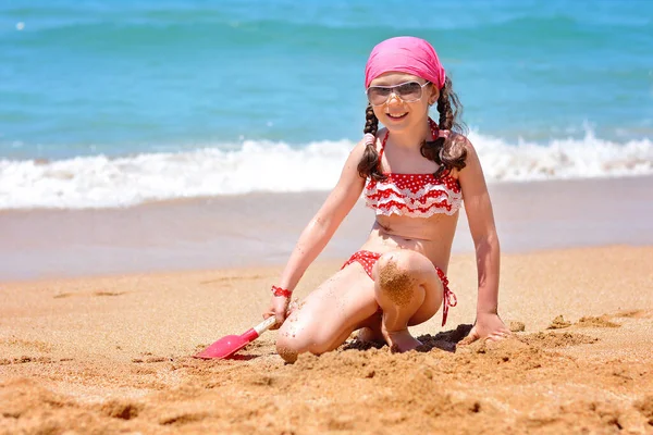 Carino Felice Bambina Scava Allegramente Nella Sabbia Una Spiaggia Tropicale — Foto Stock