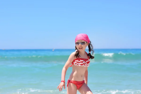 Retrato Uma Menina Feliz Fundo Mar Azul Turquesa Conceito Férias — Fotografia de Stock