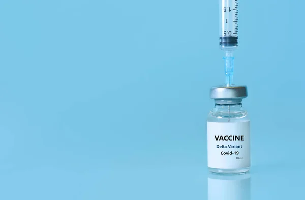 Szczepionka Butelce Strzykawką Niebieskim Tle Koncepcja Medycyny Opieki Zdrowotnej Nauki — Zdjęcie stockowe
