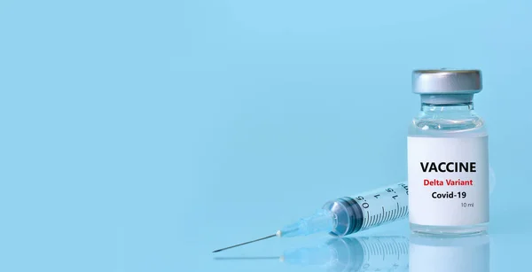 蓝色背景下装有注射器的瓶子中的疫苗 医疗保健和科学的概念 考拉韦病毒疫苗 复制文本空间 — 图库照片