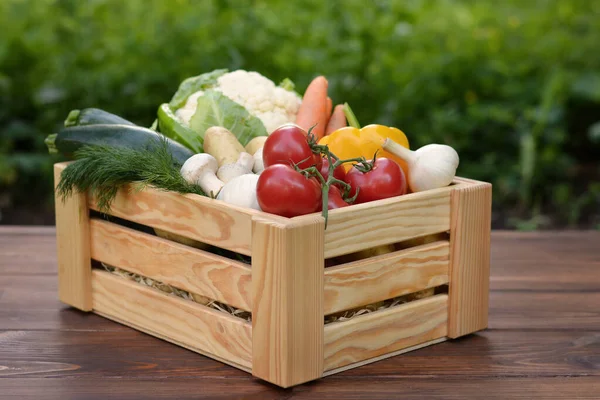 Frisches Bio Gemüse Einer Holzkiste Und Auf Einem Holztisch Vor — Stockfoto